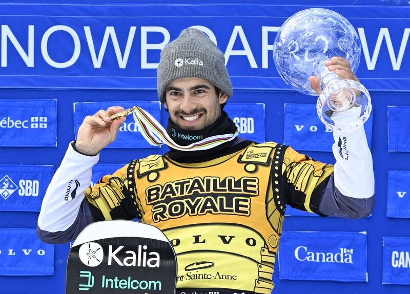 ARCHIVES - Éliot Grondin, de Sainte-Marie, brandit le globe de cristal, récompensant le vainqueur du classement général de la saison, le dimanche 6 avril 2025, lors de l'épreuve de la Coupe du monde de snowboardcross à la station Mont-Sainte-Anne, à Beaupré. LA PRESSE CANADIENNE/Jacques Boissinot