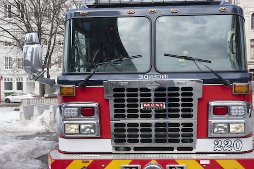 Les pompiers de Québec interviennent simultanément pour deux incendies