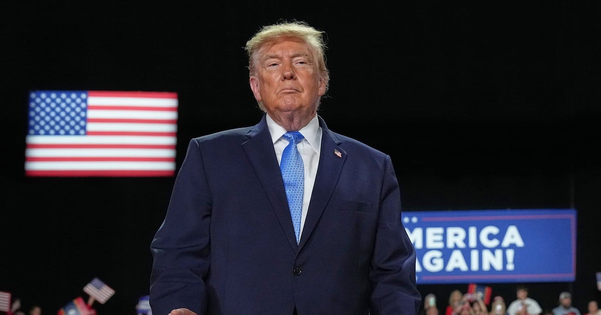 Photo : Noovo Info Le président américain Donald Trump arrive à un meeting électoral à la Crossroads Arena, à Corinth, dans le Mississippi, ce