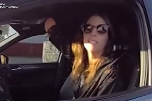 Amputée de la main droite, elle reçoit une contravention pour cellulaire au volant