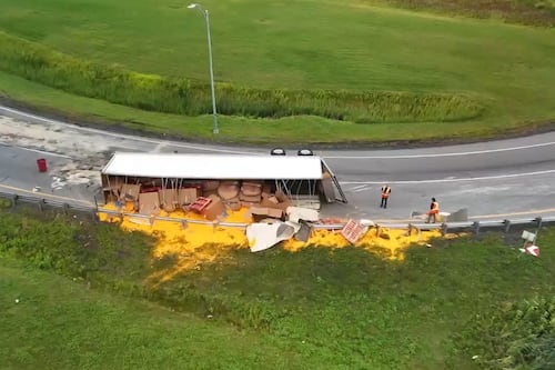 De la poudre jaune partout: un camion se renverse à la sortie du pont Champlain
