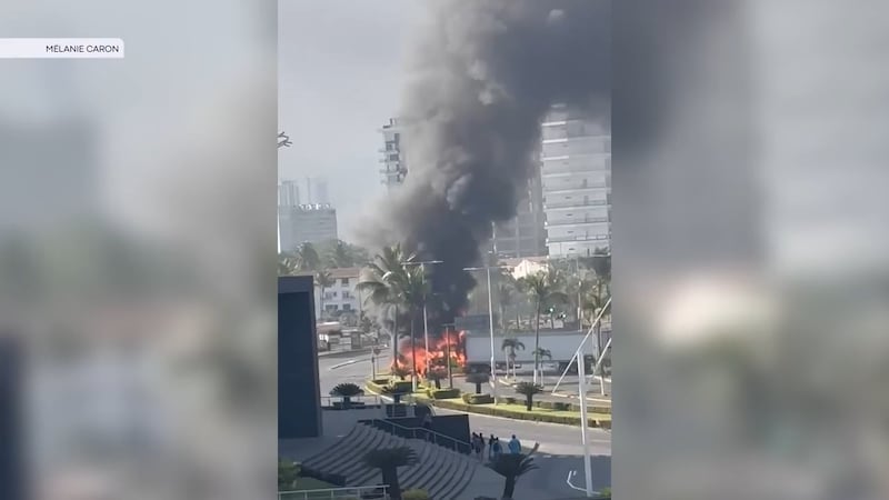 Photo prise par une voyageuse de l'Estrie en vacances à Puerto Vallarta, 22 février 2026, où un camion a pris feu en raison de violence.