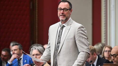 Clause dérogatoire: un projet de loi pour forcer le PLQ à se commettre sur la loi 96