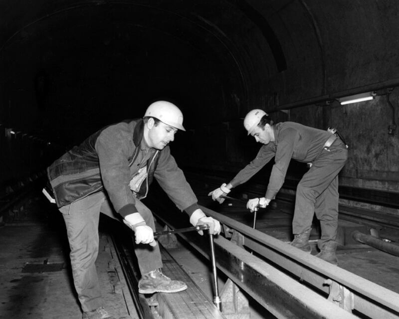 Des ouvriers s'affairent à l'entretien des rails du métro, 1966.
