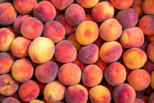 Les pêches et les prunes pourraient coûter plus cher l’an prochain: voici pourquoi