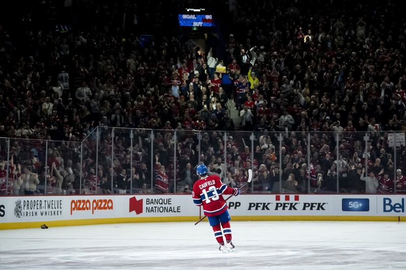Les partisans acclament l'attaquant du Canadien de Montréal Cole Caufield (13) après qu'il eut marqué son 50e but de la saison durant un match de hockey de la LNH contre le Lightning de Tampa Bay, le jeudi 9 avril 2026, à Montréal.