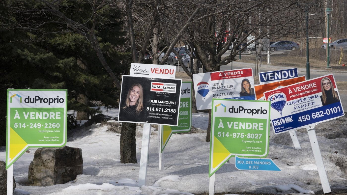 Des panneaux «À vendre» pour des condos sont visibles à Deux-Montagnes, dans les Laurentides, le mercredi 29 mars 2023.