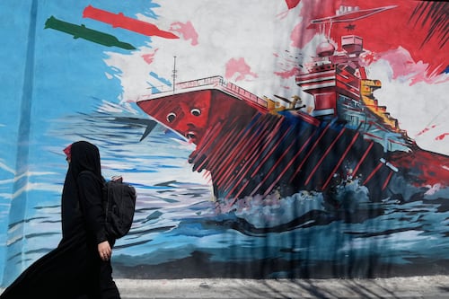 Trump bombarde l’Iran qu’il accuse d’avoir abattu un hélicoptère américain