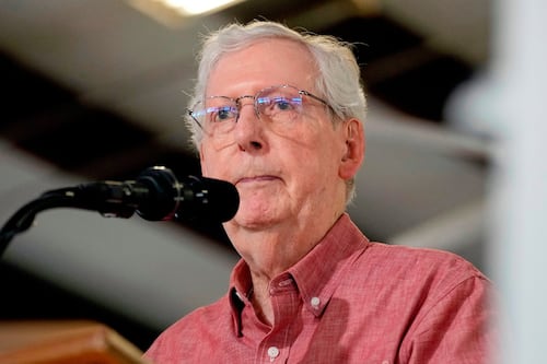 Le sénateur américain McConnell explique qu'une chute a entraîné son hospitalisation
