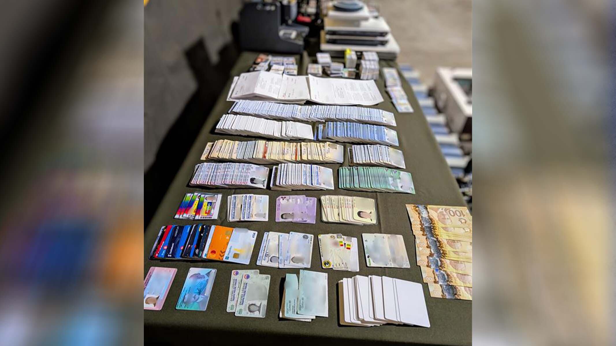Documents saisis par la SQ lors du démantèlement d'un laboratoire clandestin de fabrication de faux documents sur la rue Chabanel à Montréal en mars 2025.