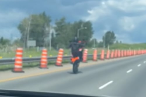 Il perd le contrôle de sa moto en plein «wheelie» sur l’autoroute