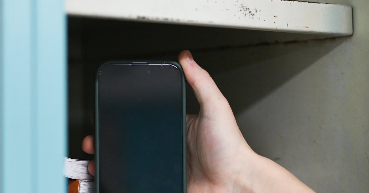 Photo: noovo.info Un élève prend son téléphone dans son casier à l'école secondaire Mgr-A.-M.-Parent, à Saint-Hubert, le 18 décembre 2025. LA