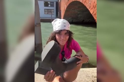 Une Québécoise marche 3000 km en talons hauts pour combattre le trafic humain