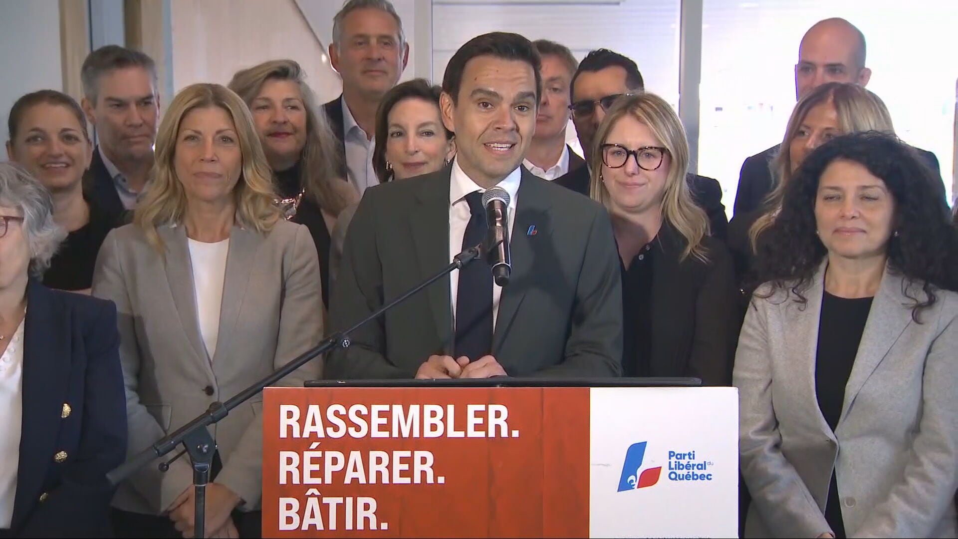 Le chef du PLQ, Charles Milliard, et les élus(es) libéraux, en point de presse au lendemain des élections générales québécoises, 6 octobre 2026.