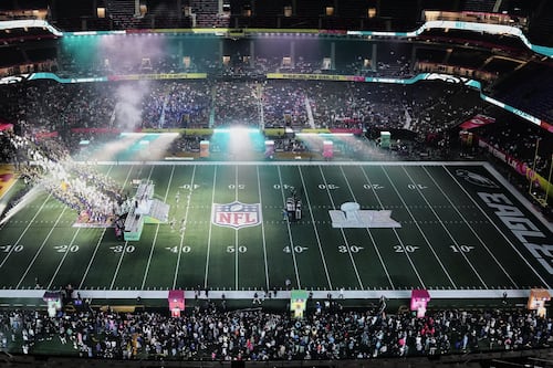 Spectacle de la mi-temps du Super Bowl LIX: un figurant déploie un drapeau sudano-palestinien