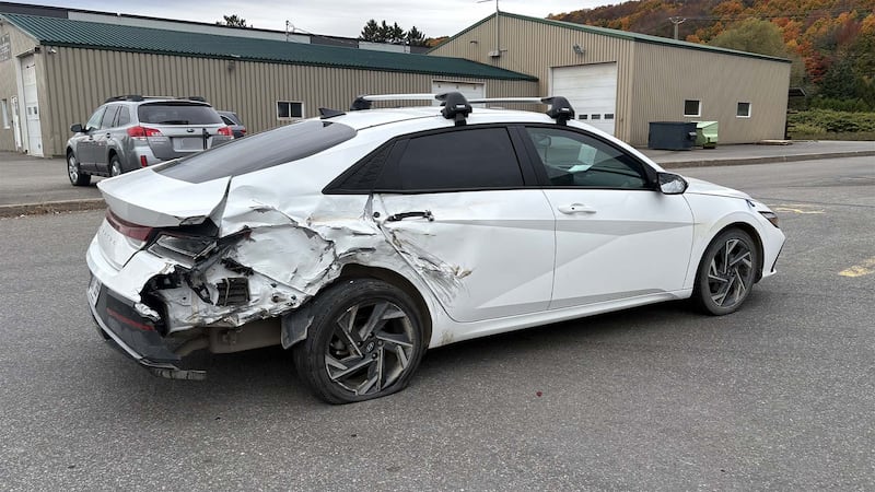 Le conducteur d'un camion lourd a percuté cinq véhicules qui étaient à l'arrêt à un feu rouge, le 7 octobre 2026, sur le boulevard Sainte-Anne à Sainte-Anne-de-Beaupré.