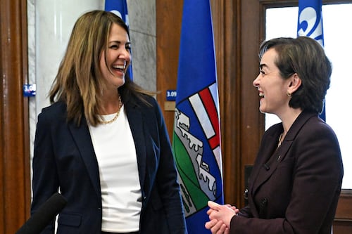 Danielle Smith prête à une «conversation» sur un pipeline ou un terminal au Québec