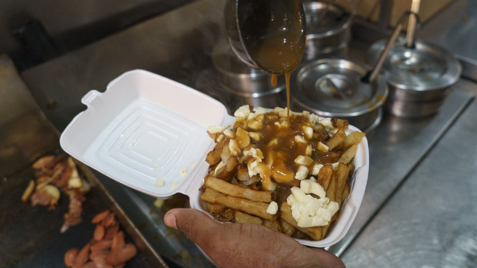 Poutine Avec Fromage Raper L'industrie veut une appellation réservée pour le fromage à poutine du ...