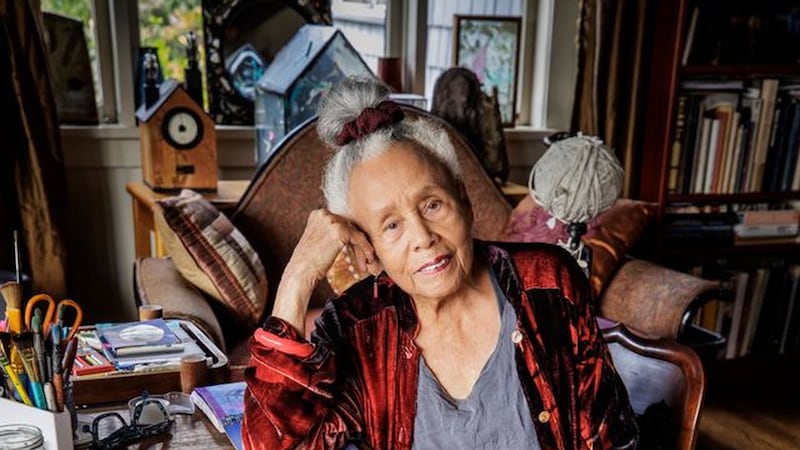 L'artiste Betye Saar, dont l'œuvre reflétait l'identité noire, est décédée à 99 ans