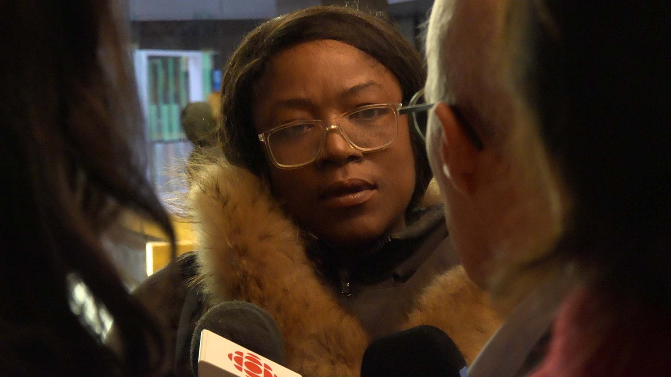 Ingrid Desir, mère de Tadjan’ah Desir, décédée le 5 janvier dernier après avoir été poussée d’un balcon du troisième étage d’un immeuble d’Hochelaga-Maisonneuve, parle aux journalistes le 12 janvier 2026 au palais de justice de Montréal.