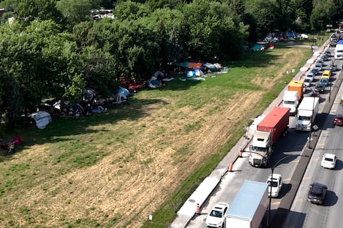 La «fin» de la crise du logement, selon Fréchette? Des itinérants invitent la CAQ au campement Notre-Dame