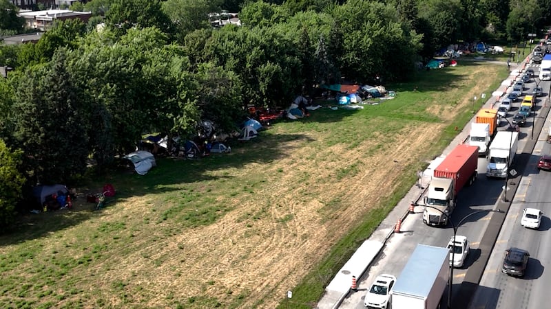 La «fin» de la crise du logement, selon Fréchette? Des itinérants invitent la CAQ au campement Notre-Dame
