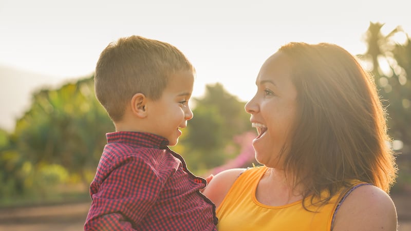 Revenus et emploi sont liés au fait de devenir parent, selon Statistique Canada