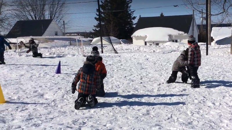 La zone ALT de l'école primaire des Quatre-Vents à St-Apollinaire est délimitée par des cônes. Des enfants s'y amusent en hiver.