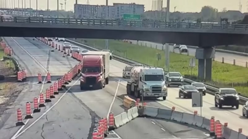 Un camion transportant des marchandises dangereuses fait marche arrière sur l’A-20, pendant que des voitures tentent de l’éviter