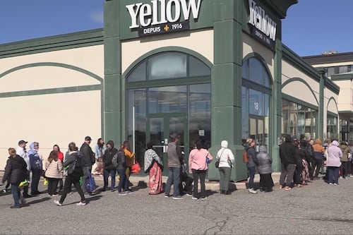 Une foule pour l’ouverture de Liquidation Marie à Granby