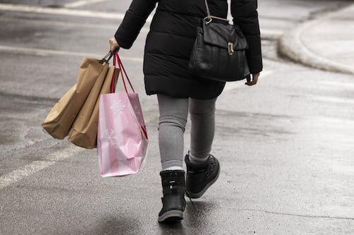 Les Canadiens prévoient réduire leurs dépenses des Fêtes de 11% cette année