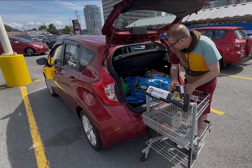 Avec 100 $, on peut à peine remplir deux petits sacs: un aperçu de l’inflation des produits d’épicerie