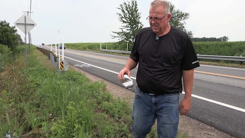 «On est les éboueurs du peuple»: un producteur agricole doit ramasser une marée de déchets pour sauver ses vaches
