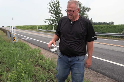 «On est les éboueurs du peuple»: un producteur agricole doit ramasser une marée de déchets pour sauver ses vaches