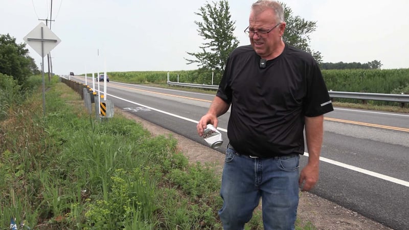 «On est les éboueurs du peuple»: un producteur agricole doit ramasser une marée de déchets pour sauver ses vaches