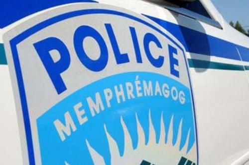 Vol d'un véhicule: une poursuite policière mène à trois arrestations en Estrie