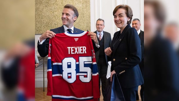 Canadiens: Christine Fréchette remet un chandail d’Alexandre Texier à Emmanuel Macron