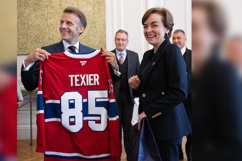 Canadiens: Christine Fréchette remet un chandail d’Alexandre Texier à Emmanuel Macron