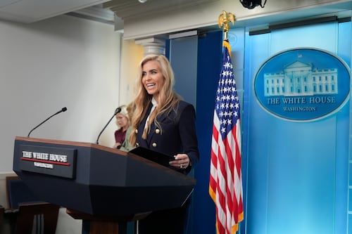 La nouvelle porte-parole de la Maison-Blanche confiante lors de sa première conférence de presse