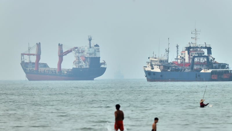 Nouvelles frappes dans le Golfe après l’annonce de la fermeture d’Ormuz par l’Iran