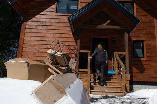 «Des dégâts partout»: elle retrouve son chalet lourdement endommagé après l’avoir loué sur Vrbo
