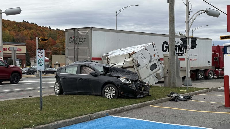 Le conducteur d'un camion lourd a percuté cinq véhicules qui étaient à l'arrêt à un feu rouge, le 7 octobre 2026, sur le boulevard Sainte-Anne à Sainte-Anne-de-Beaupré.