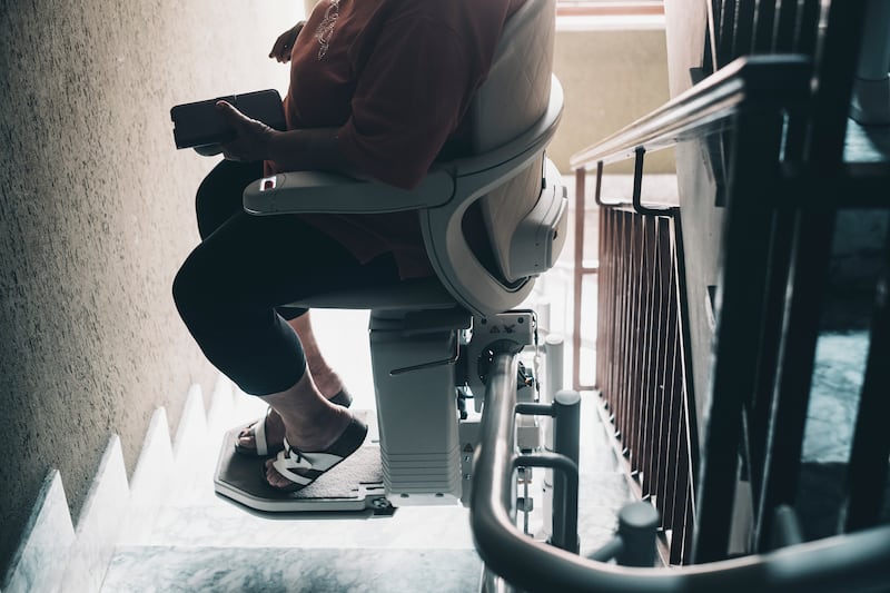 Image d'une chaise d'escalier électrique conçue pour monter et descendre un escalier.
