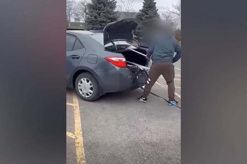 «On n’en revient pas»: il vole de dispendieux bâtons de hockey avant de prendre la fuite