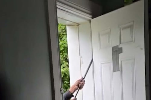Portes arrachées et électricité coupée: il débarque chez son locataire avec une barre à clous