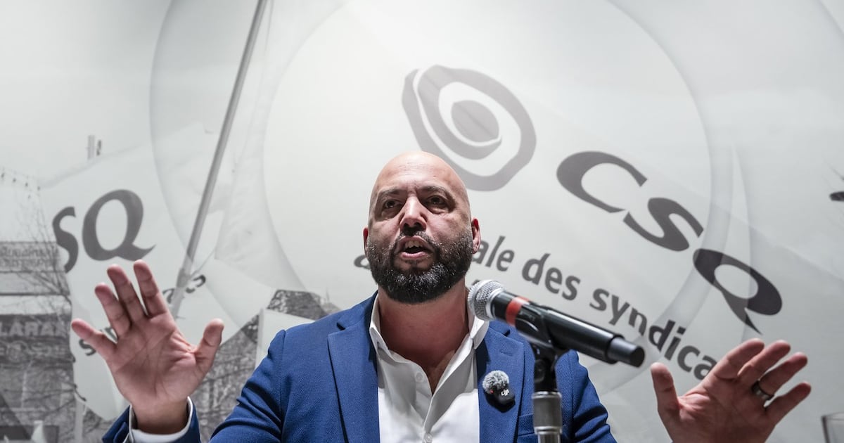 Photo: noovo.info Le président de la Centrale des syndicats du Québec (CSQ), Éric Gingras, photographié lors d'une conférence de presse à