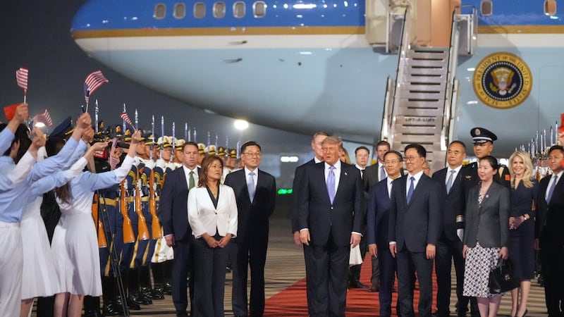 Trump arrive en Chine pour un sommet avec Xi Jinping aux lourds enjeux