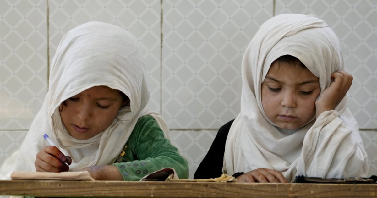 Photo: noovo.info Des jeunes filles afghanes lisent le Coran à la mosquée Noor, aux abords de Kaboul, en Afghanistan, ce mardi 9 août 2022