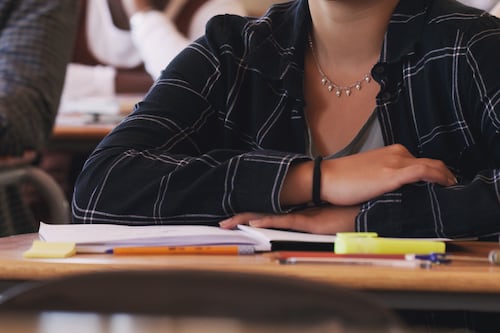 Montée de l’intolérance face aux LGBTQ+ dans les écoles: une élève et une éducatrice témoignent