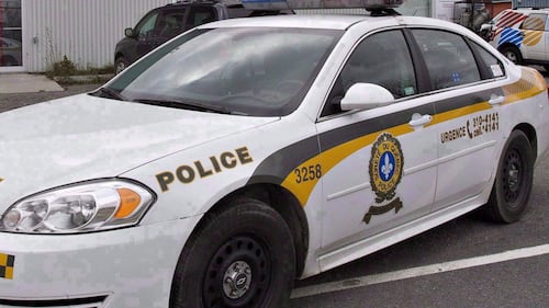 Un conducteur cible et percute deux piétons à Saint-Honoré avant de prendre la fuite